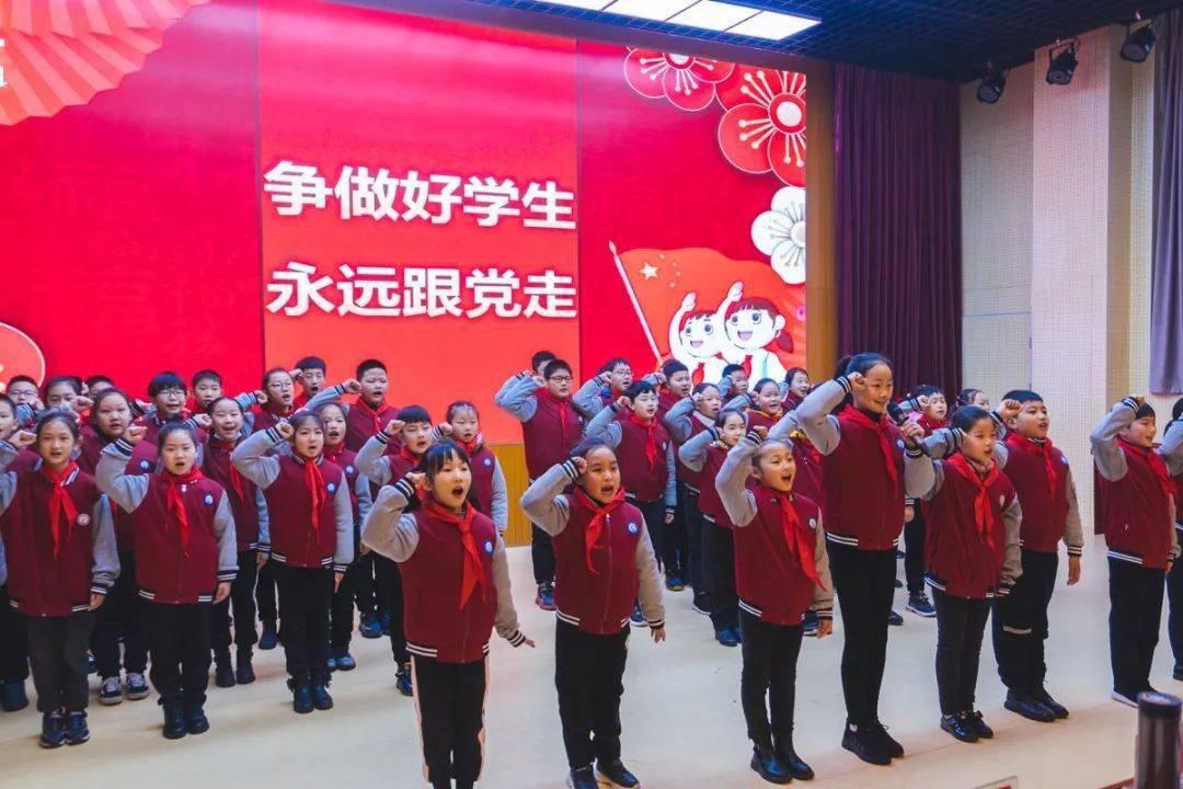 白裤子灰色吊带搭配什么颜色衬衫？游戏画面